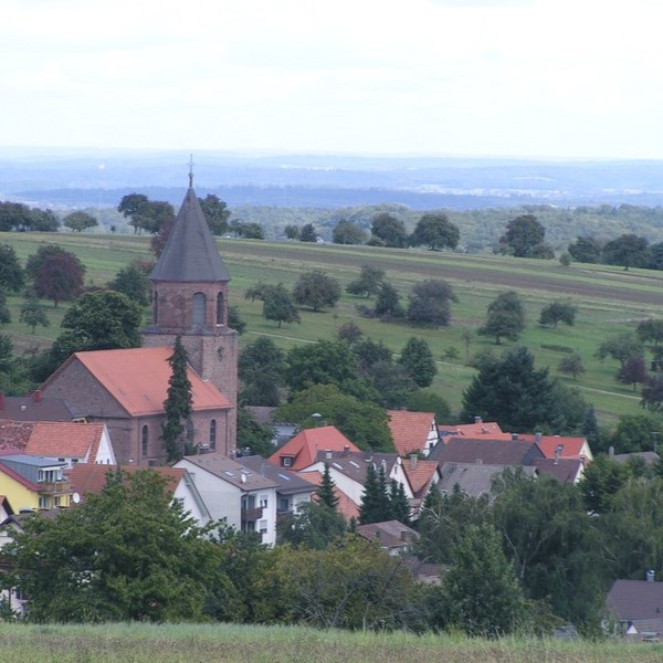 Quelle: Besenbinder (https://commons.wikimedia.org/wiki/File:St._Georg_Völkersbach_-_panoramio.jpg), „St. Georg Völkersbach - panoramio“, https://creativecommons.org/licenses/by-sa/3.0/legalcode