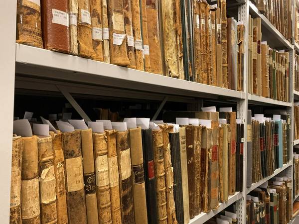 Quelle: Erzdiözese Freiburg Bild eines Regals mit Kirchenbüchern